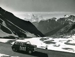 Rauno Aaltonen i Tony Ambrose w Mini Cooper S na przełęczy Św. Bernarda - 1963 rok.jpg