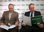 Howard Wilkinson, przewodniczący LMA (z lewej) i Gerard Houllier, dyrektor sportowy marki Red Bull