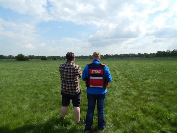 Dron pomoże strażakom w poszukiwaniu zaginionych Problemy społeczne, BIZNES - Regionalna straż pożarna jako pierwsza w Polsce kupiła dron, który stanie się częścią zespołu ratowniczego OSP Lipki. Będzie szukał ofiar utonięć i zaginionych.