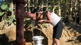 UNICEF: Świat staje sę coraz bardziej niebezpiecznym miejscem dla wielu dzieci Problemy społeczne, BIZNES - UNICEF zaapelował dziś o 3,6 mld dolarów niezbędnych, aby w 2018 r. dostarczyć pomoc humanitarną dla 48 mln dzieci żyjących na obszarach ogarniętych konfliktami, dotkniętych katastrofami naturalnymi i innymi kryzysami w 51 krajach świata.