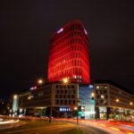 Plac Unii rozbłysnął na czerwono w geście solidarności z chorymi na nowotwór