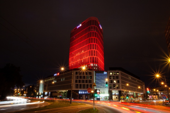 Plac Unii rozbłysnął na czerwono w geście solidarności z chorymi na nowotwór