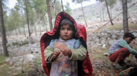 UNICEF: Pół miliona dzieci ucieka przed wojną w Syrii Problemy społeczne, BIZNES - W ciągu ostatnich trzech miesięcy w północnej Syrii ponad pół miliona dzieci zostało zmuszonych do opuszczenia domów. To średnio 6500 dzieci każdego dnia. Od początku konfliktu w tym kraju nie było jeszcze tylu przesiedlonych dzieci w tak krótkim czasie.